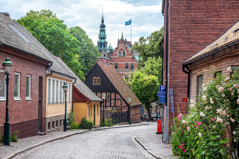 En gata med äldre hus i Lund